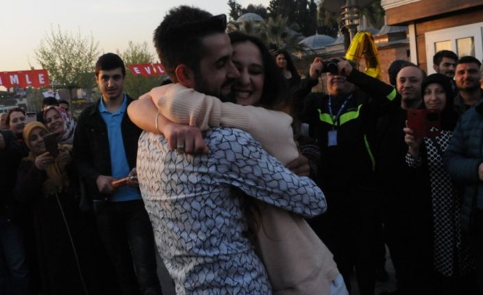 Kocaeli’nin Gebze ilçesinde bir genç, 4 arkadaşını çağırarak sevgilisi için