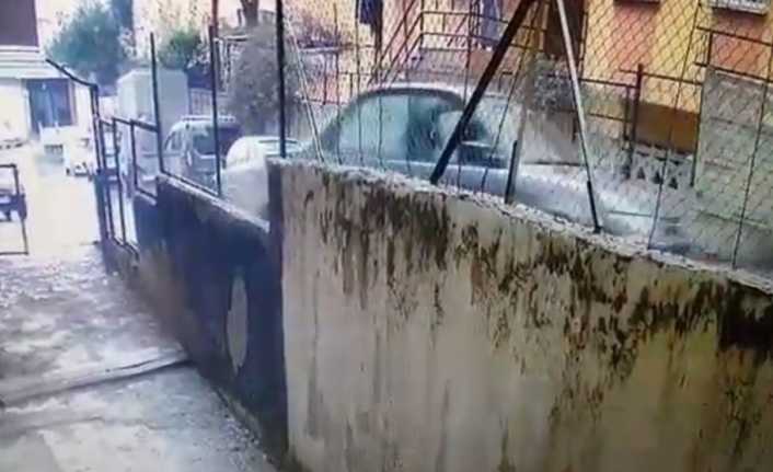İstanbul Pendik’te bir sokağa giren otomobil, geri manevra yaparak önce