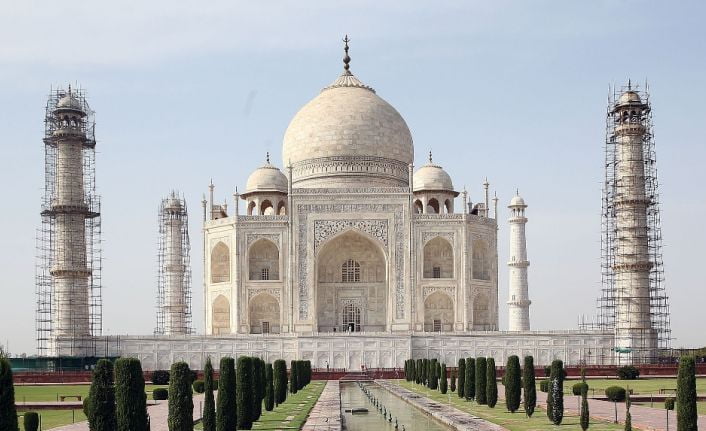 Hindistan’ın Agra şehrinde bulunan Taç Mahal’in minarelerinden biri yıkıldı. 