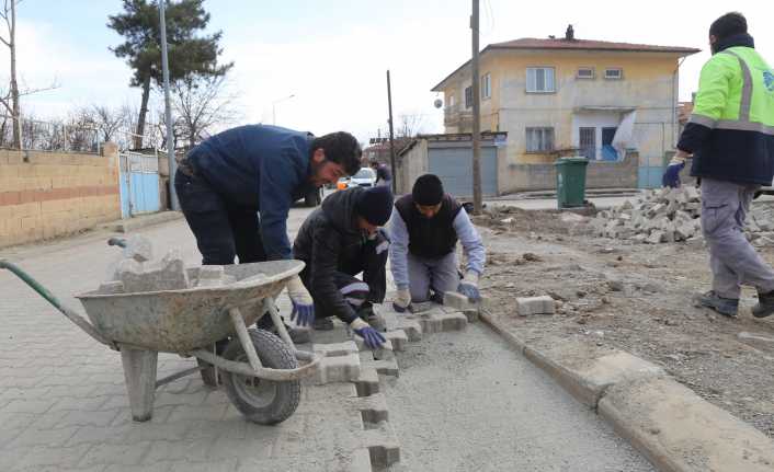 Erzincan Belediyesi tadilat çalışmalarına devam ediyor.