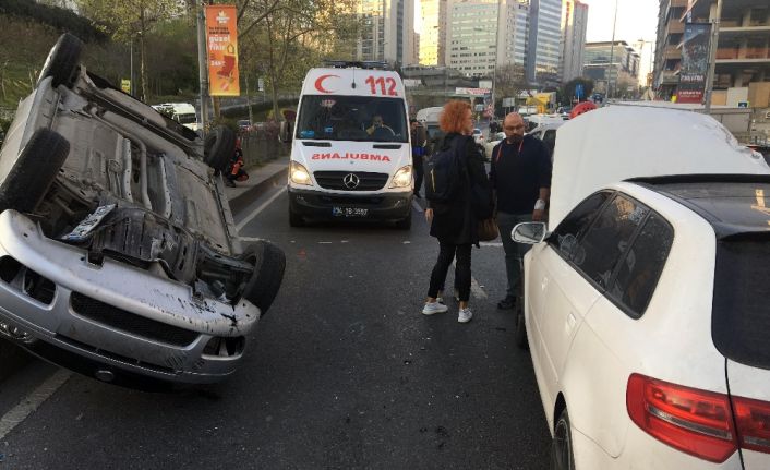Beyoğlu’nda 3 aracın karıştığı zincirleme kazada bir araç takla attı.