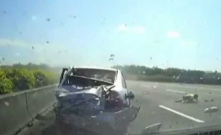 Üst üste takla atan otomobilden dışarı fırladı. 