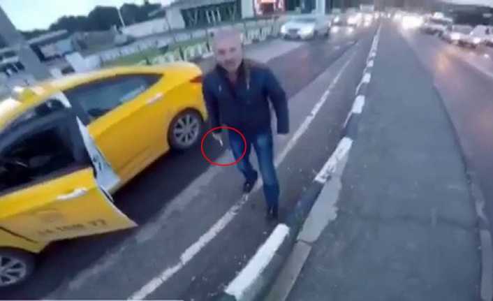 İstanbul Çekmeköy’de motosiklet sürücüsü kendisini sıkıştırdığını iddia ettiği ticari taksi