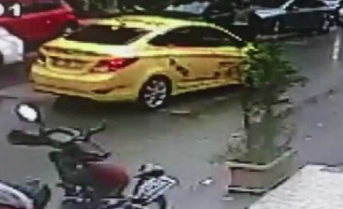 İstanbul Pendik’te yolun karşısına geçmeye çalışan tekerlekli sandalyeli engelli için