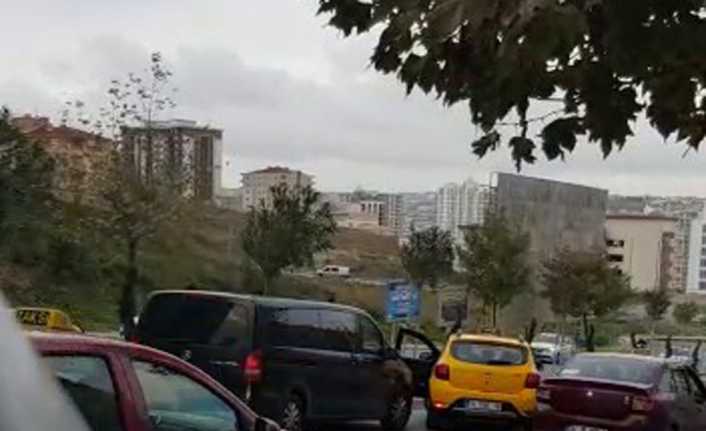 İstanbul’da bir grup taksici, kadın turistleri alan UBER araçlarının önünü