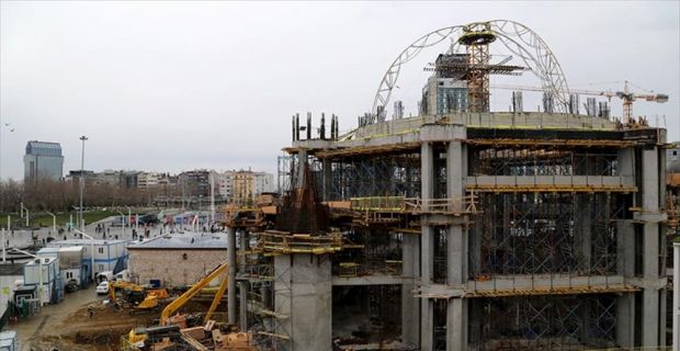 Bir yıl önce temeli atılan Taksim'deki caminin ana kubbesinin inşaatına