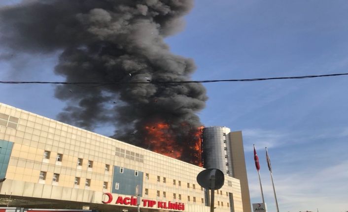 İstanbul Gaziosmanpaşa’da bulunan Taksim Eğitim ve Araştırma Hastanesinin çatısında yangın