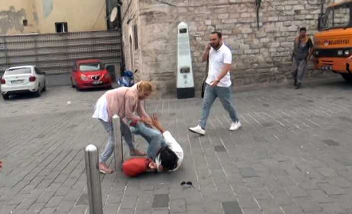 Taksim Meydanı’nda omuz atma yüzünden saç başa kavgaya tutuşan iki