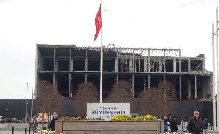 Taksim’de bir gencin köpeklerle aynı bankta uyuması, görenleri duygulandırdı.