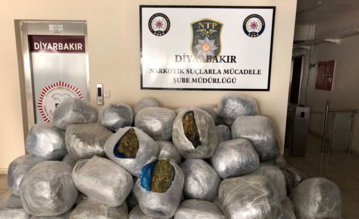 Diyarbakır’da durdurulan bir araçta yapılan aramada 700 kilogram esrar ele