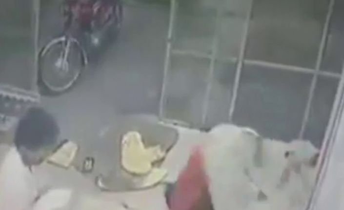 Ekmek yaptığı tandıra düştü. O anlar kameraya böyle yansıdı. 