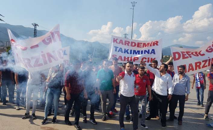 Mavi Ateş taraftar grubu Karabükpsor’a destek için Karabük Demir Çelik