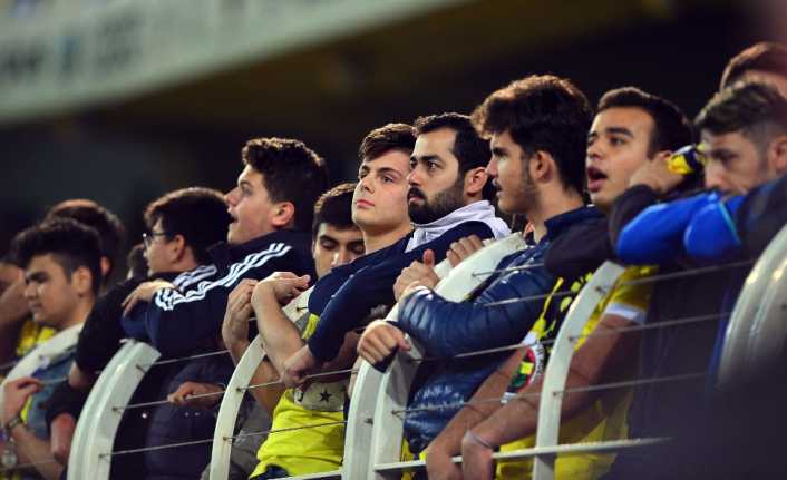 Fenerbahçe’nin sahasında 0-0 berabere kaldığı Başakşehir maçından sonra taraftarlar tribünleri