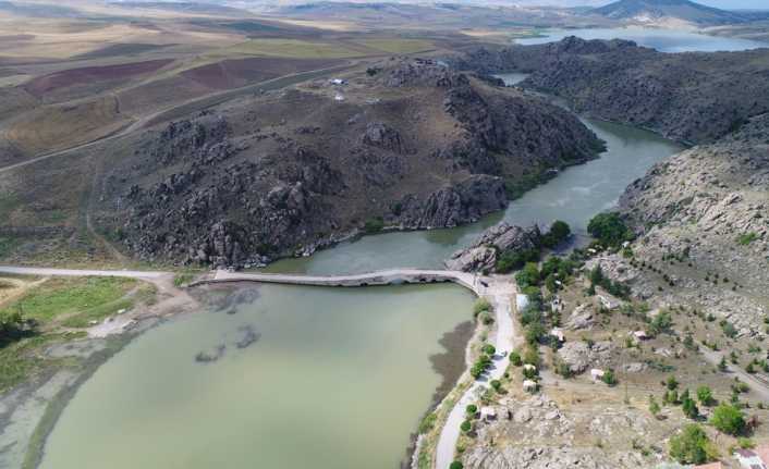 Kırıkkale’de, Kızılırmak Nehri üzerinde bulunan yüzyıllar boyunca tarihe ışık tutan