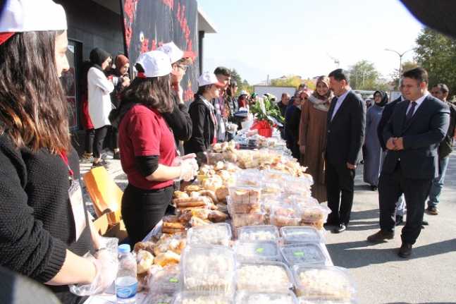 Tarihi Erzincan Lisesi Sosyal Yardımlaşma ve Dayanışma Kulübü tarafından okullarında