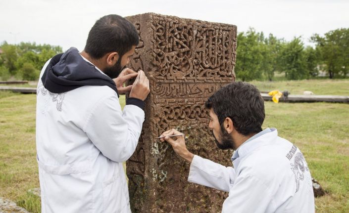 Bitlis’in Ahlat ilçesindeki tarihi Selçuklu Meydan Mezarlığı’nda başlayan kazı, restorasyon,