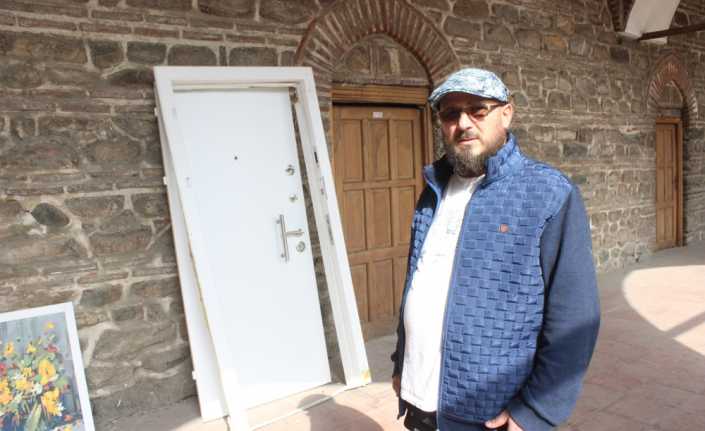 Bursa’da tarihi Pirinçhan’daki iş yerine taktırdığı beyaz çelik kapı ile