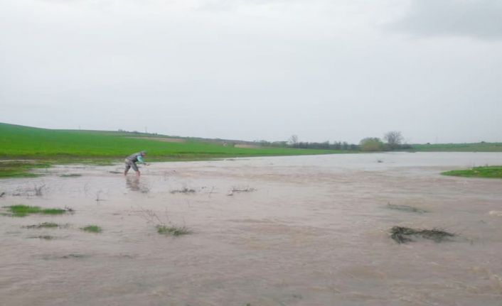 Edirne’de aralıklarla devam eden sağanak yağmur, bir çok köyde bulunan