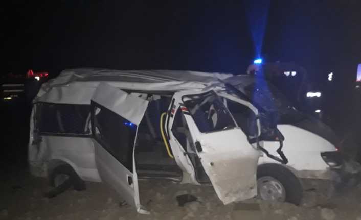 Hatay’ın Altınözü ilçesinde lastiği patlayan minibüs şarampole uçtu. Kazada 12