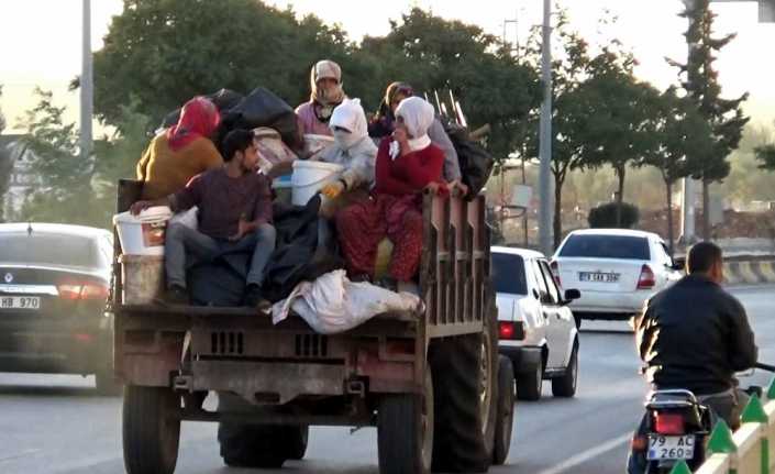 Kilis’te tarım işçilerinin traktör ile römorkundaki tehlikeli yolculuğu kameraya yansıdı.