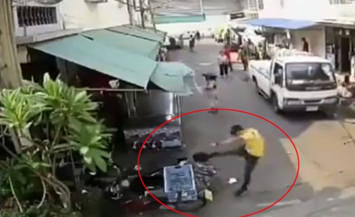 Tayland’da bir adam, tartıştığı kadını feci şekilde darp etti. 