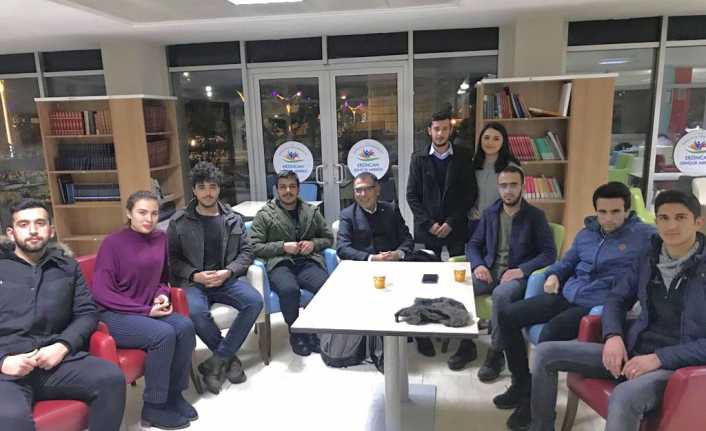 Taş: Gençlerin sorunlarını gençlerle çözeceğiz Gençlik merkezini ziyaret eden CHP Erzincan Belediye Başkan Adayı
