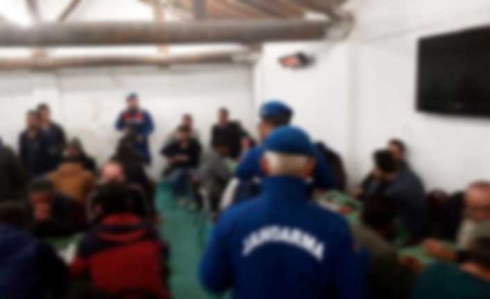 Eskişehir İl Jandarma Komutanlığınca kentteki bir tavuk çiftliğine düzenlenen operasyonda