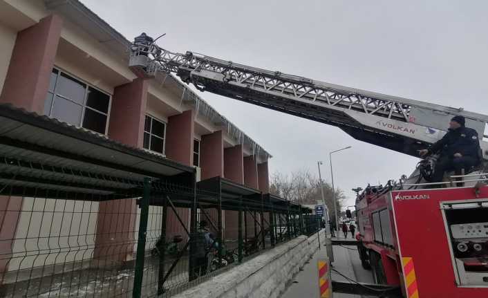 Tehlike Saçan Buz Sarkıtları Temizleniyor Erzincan’da itfaiye ekiplerince çatılarda oluşan ve tehlike saçan buz sarkıtları