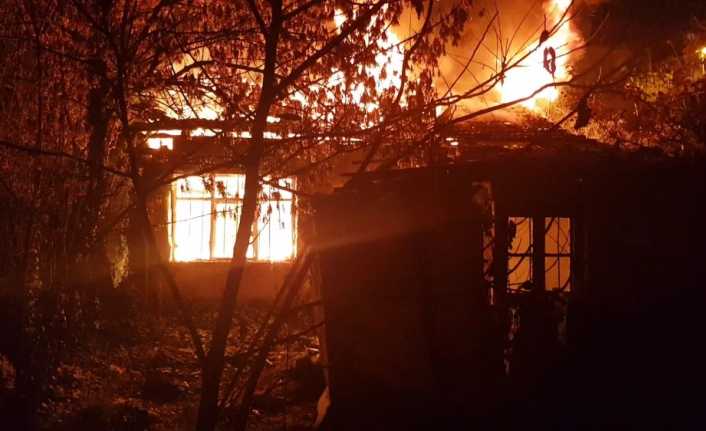 Karabük’te kimsenin oturmadığı tek katlı evde yangın çıktı. Alevlerin geceyi