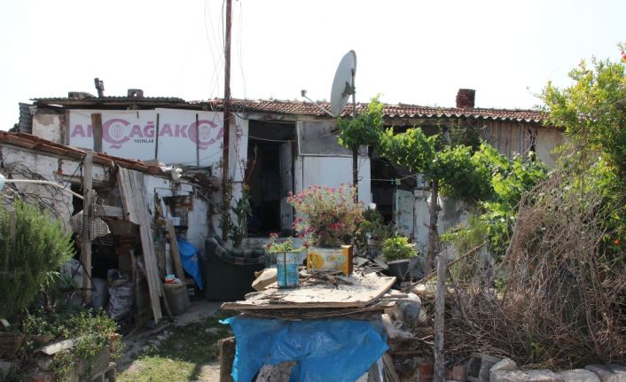 İzmir’in Menderes ilçesinde Kısık köyü yakınlarında tek odalı derme çatma