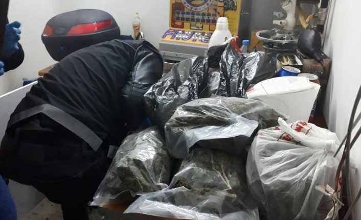İstanbul Kartal’da bir tekel bayisine operasyon düzenleyen narkotimler, 3.5 kilogram