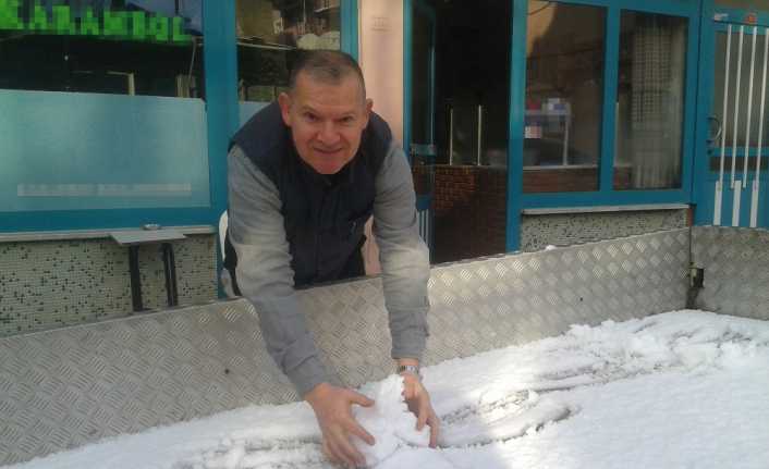 Tekirdağ’ın Malkara ilçesinde sabah saatlerinde etkili olan kar yağışı vatandaşları