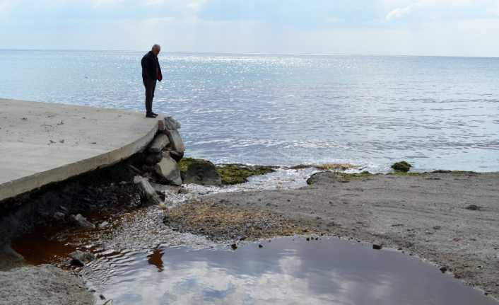 Tekirdağ’da bir derenin koyu kızıl renkte akması vatandaşları tedirgin etti.