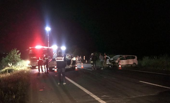 Tekirdağ’ın Marmaraereğlisi ilçesinde iki otomobilin çarpışması sonucu 2 kişi hayatını