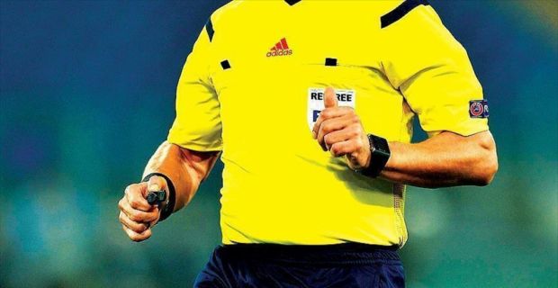 Fransa'nın Nantes takımında oynayan Carlos'a tekme attıktan sonra kırmızı kart