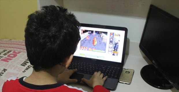 Uzmanlar, velilerin eğitim döneminde çocuklarının teknolojik aletleri kullanımını yasaklayıp, tatilde