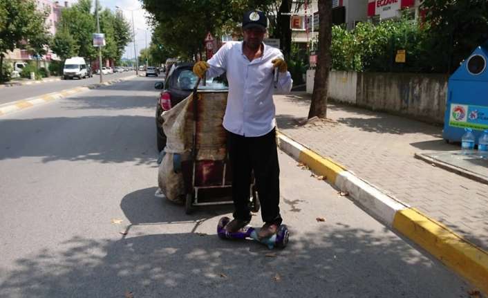 İstanbul Tuzla’da kağıt toplayıcısı genç, işini kolaylaştırmak için teknolojiye ayak