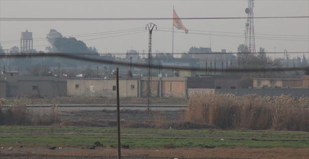 Suriye'nin Rakka kentine bağlı Tel Abyad ilçesindeki sınır kapısı binasına,