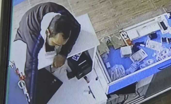 Gaziantep’te kimliği belirsiz bir kişi, satmak için götürdüğü telefonla girdiği