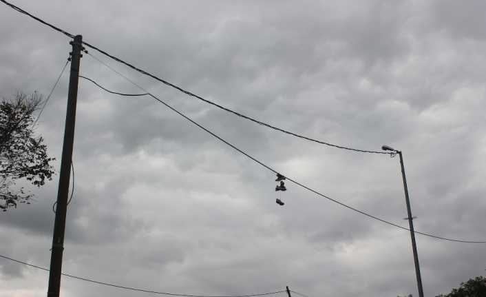 İstanbul Küçükçekmece’de bir mahallede elektrik tellerine asılı ayakkabılar sokak sakinlerinin