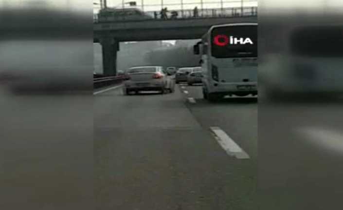 İstanbul’da TEM Otoyolu Kurtköy mevkiinde trafikte tehlikeyi hareketler yapan sürücü,