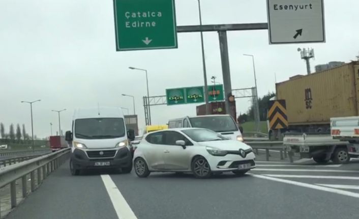 İstanbul’da TEM otoyolu Esenyurt mevkiinde trafik yoğunluğundan kaçmaya çalışan uyanık