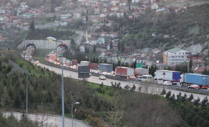 Kocaeli’nin TEM Otoyolu Korutepe tünellerinde 5 aracın karıştığı zincirleme trafik