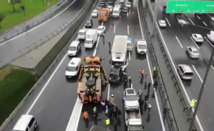 İstanbul’da TEM Otoyolu Metris mevkiinde 7 aracın karıştığı zincirleme kaza