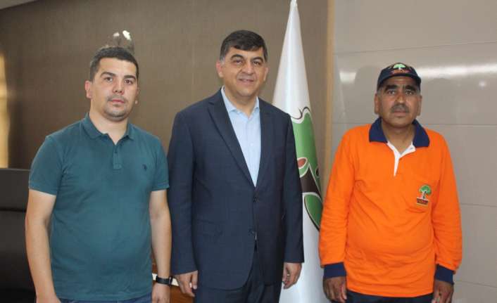 Gaziantep’in Şehitkamil ilçesinde çalışan temizlik görevlisi Mehmet Koçaslan, sokakta temizlik