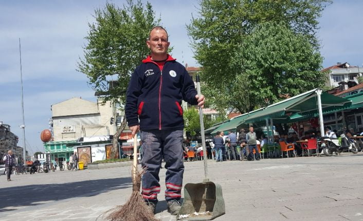 Düzce Belediyesinde temizlik işçisi olarak çalışan Engin Verep, bulduğu içi