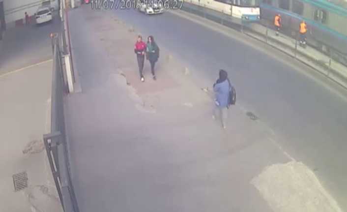 İstanbul Sultangazi’de tramvay rayları üzerinde temizlik çalışması yapan işçi İsmail