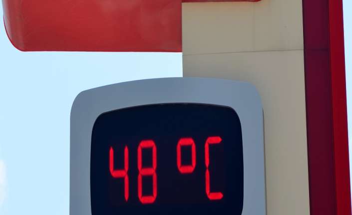 Adana’da bunaltıcı sıcakların etkisini arttırmasıyla termometreler 48 dereceyi gösterdi. Sıcaktan