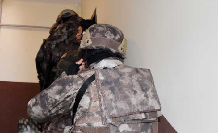 İstanbul Üsküdar’da bir holdingin bahçe duvarına zaman ayarlı bomba koyan