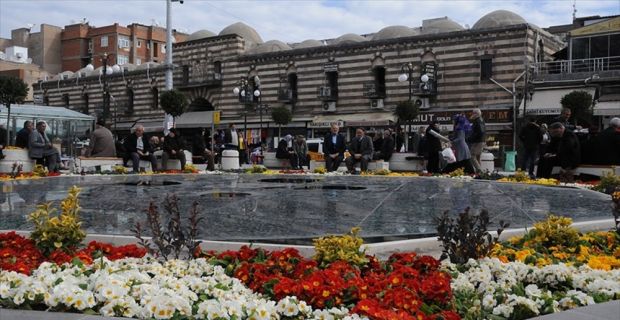 Diyarbakır'da PKK'lı teröristlerin saldırılarıyla tahrip ettiği tarihi Sur ilçesini devlet